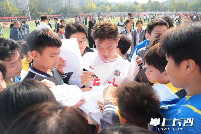 11名湘超球员组团返校,长沙这所学校体育节太吸睛